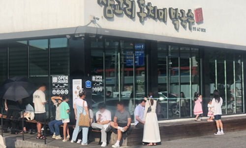 매장 외부 웨이팅 풍경