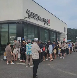 매장 외부 웨이팅 풍경