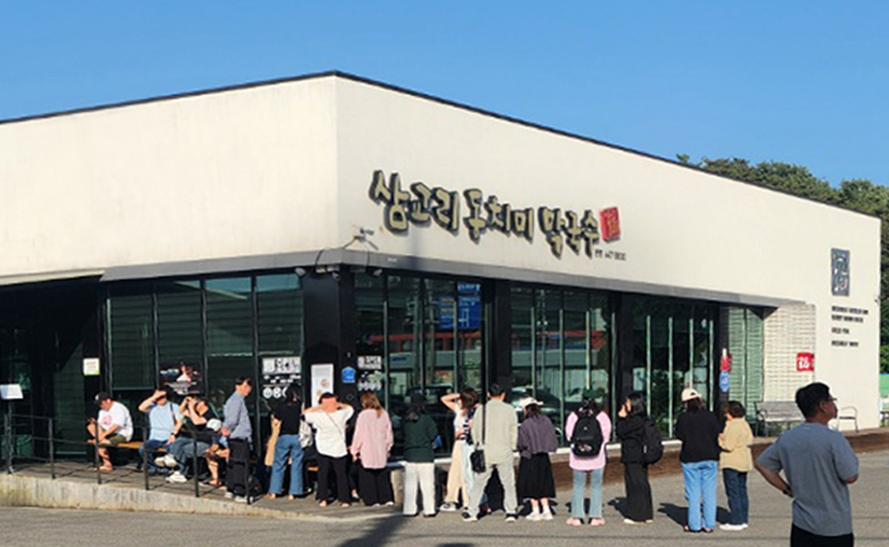 매장 외부의 웨이팅 풍경