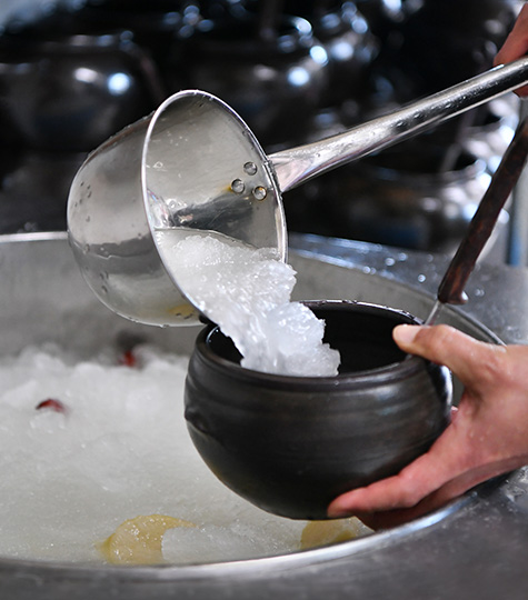 동치미 육수를 담는 사진